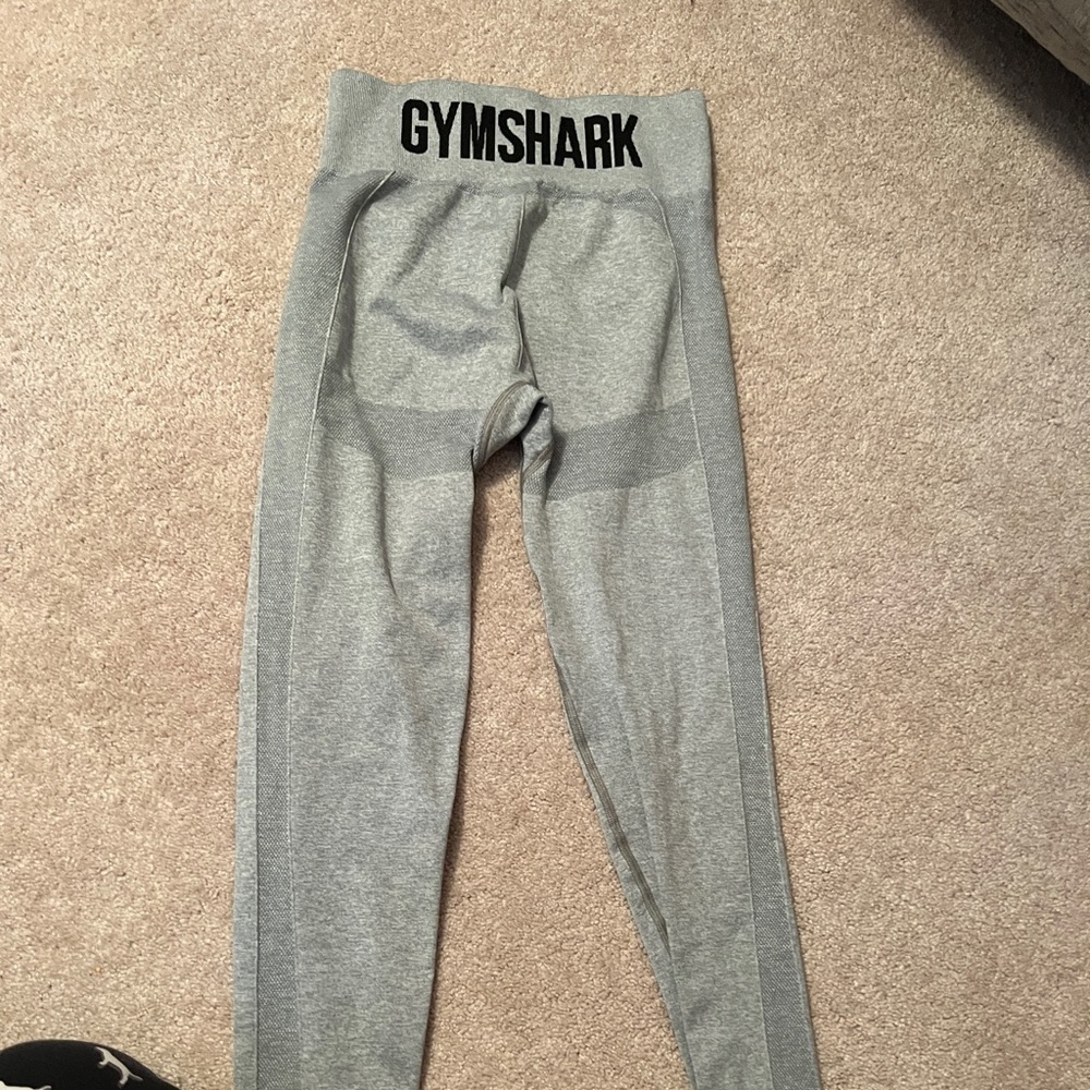 Gym shark leggings